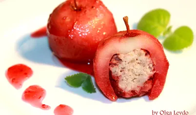 Если вам хватит выдержки и терпения, оставьте яблоки часов на 12 в соусе, убрав их на нижнюю полку холодильника. А если нет, подавайте теплыми, полив соусом и украсив листиками мяты. Приятного аппетита!