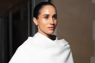 Обнажённые плечи и лодочки на шпильках: Меган Маркл выбрала откровенный образ для интимного ужина с принцем Гарри Обнажённые плечи и лодочки на шпильках: Меган Маркл выбрала откровенный образ для интимного ужина с принцем Гарри