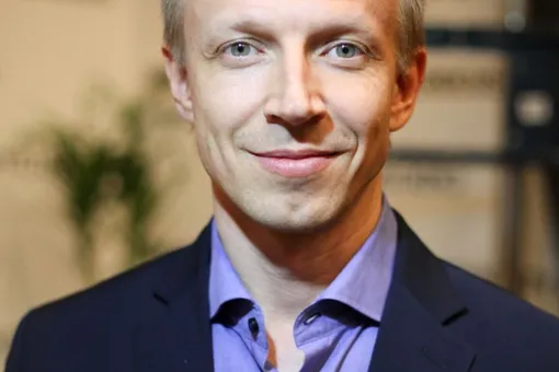 Антон Комолов: «Изо всех сил стараюсь быть незанудным отцом» Антон Комолов: «Изо всех сил стараюсь быть незанудным отцом»