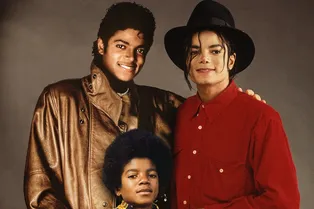 Художник придумал трогательный фотопроект, в котором звезды обнимают себя в молодости