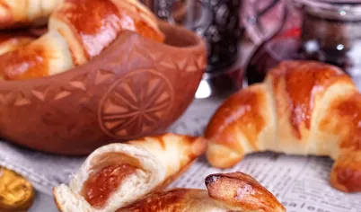 Этот мармелад - просто идеальная начинка для разных пирогов и булочек. Вот такие рогалики из сдобного дрожжевого теста я приготовила на следующий день, после приготовления мармелада. Ничего не вытекает, ароматная и очень вкусная начинка