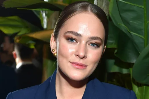 Аглая Тарасова похвасталась стройными ногами в платье с запахом