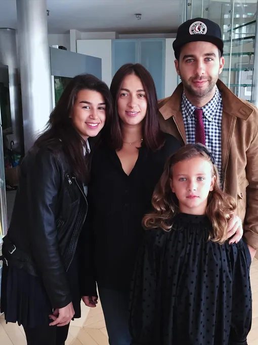 2015 год — Иван Ургант, Наталья Кикнадзе с дочерьми Эрикой и Ниной 2015 год — Иван Ургант, Наталья Кикнадзе с дочерьми Эрикой и Ниной