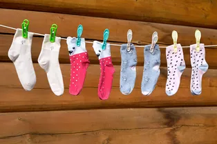 Надо ли выворачивать носки перед стиркой: 3 важные причины это сделать