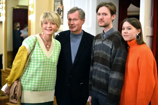 Юлия Меньшова и Игорь Гордин с сыном Андреем и дочерью Таисией в 2011 году Юлия Меньшова и Игорь Гордин с сыном Андреем и дочерью Таисией в 2011 году