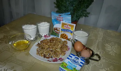 Ищете рецепт медовой домашней пахлавы? Вы зашли по адресу! Готовим тесто: 50 гр. сливочного масла растапливаем. Муку просеиваем, добавляем 1 яйцо, потом сливочное масло и молоко. Солим. Хорошо вымешиваем. Тесто должно получится плотное, но мягкое. Отставляем в сторону минут на 20.