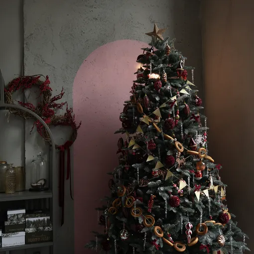 Для украшения елки в русском стиле используйте ретро-игрушки и самодельные украшения, например, гирлянды из баранок.