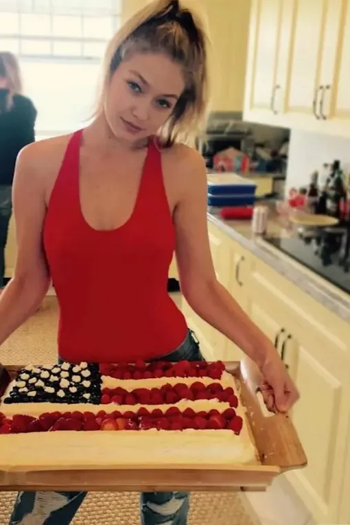 Кухня Тэйлор Сфифт оформлена в светлых теплых тонах Кухня Тэйлор Сфифт оформлена в светлых теплых тонах