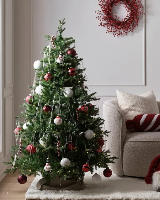 Красный с белым — именно так можно стильно украсить елку в 2026 году. Красный с белым — именно так можно стильно украсить елку в 2026 году.