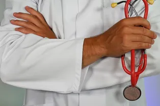 «Я увидел, как в воздухе летит мужчина»: врач случайно спас посетителя банка