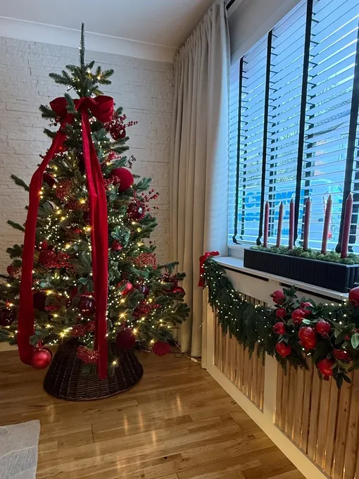 Цвета Огненной лошади красный, оранжевый и золотой. Если украсить елку, дом и гостиную в этих оттенках это поможет привлечь деньги и удачу в Новом году 2026. Цвета Огненной лошади красный, оранжевый и золотой. Если украсить елку, дом и гостиную в этих оттенках это поможет привлечь деньги и удачу в Новом году 2026.