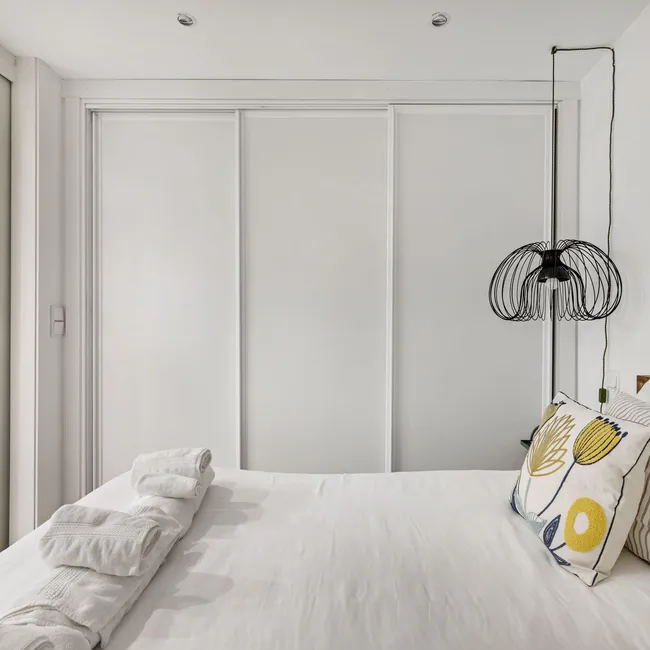 Как выбрать шкаф для очень маленькой спальни: практичные советы дизайнера