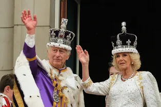 Что бы это значило: на коронации Карла III заметили тёмную фигуру с косой