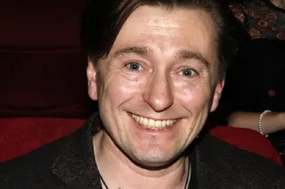 «Зажигаем со Степой»: Сергей Безруков сыграл сыну на гармошке