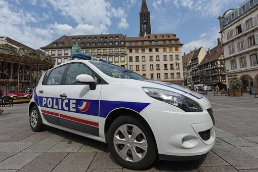 Во Франции 14-летний подросток смертельно ранил ножом помощницу учителя Во Франции 14-летний подросток смертельно ранил ножом помощницу учителя