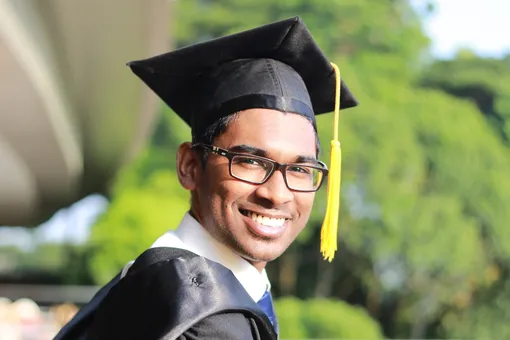 Учитель отдал свои туфли студенту, чтобы парень смог получить диплом Учитель отдал свои туфли студенту, чтобы парень смог получить диплом