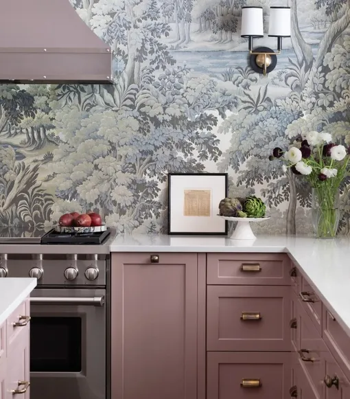 Оттенки розового с оливковым выгодно смотрятся на кухне