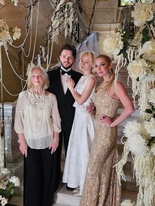 Анастасия Волочкова с матерью, дочерью и зятем в мае 2025 года