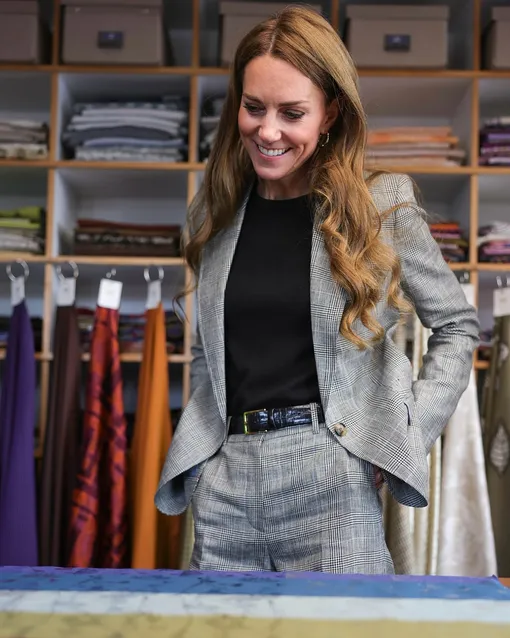 Кожаный ремень и брюки со стрелками: Кейт Миддлтон отказалась от романтических образов в пользу деловых Кожаный ремень и брюки со стрелками: Кейт Миддлтон отказалась от романтических образов в пользу деловых