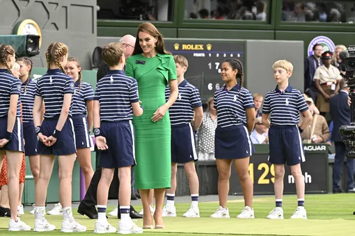 «Это нормально?» Кейт Миддлтон смутила зрителей небрежным поступком, общаясь с подростками на Уимблдоне «Это нормально?» Кейт Миддлтон смутила зрителей небрежным поступком, общаясь с подростками на Уимблдоне