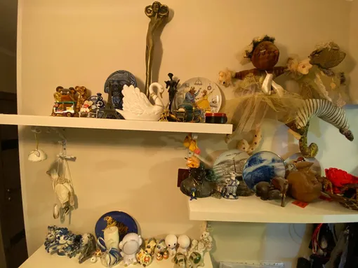 Стеллаж со статуэтками Стеллаж со статуэтками