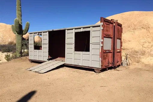 Пара превратила мусорный контейнер в уютный дом Пара превратила мусорный контейнер в уютный дом