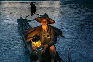 Эко-подход или насилие? Китайский рыбак использует старинный способ ловли рыбы Эко-подход или насилие? Китайский рыбак использует старинный способ ловли рыбы