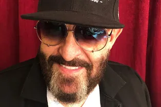 Михаил Шуфутинский распродает имущество в США и переезжает в Россию