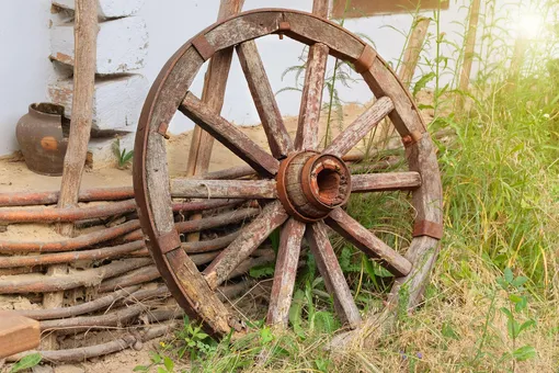 Можно поставить на участке колесо от телеги Можно поставить на участке колесо от телеги