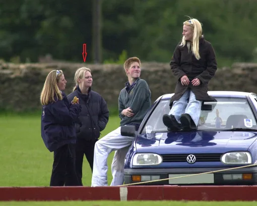 Саша Уолпол (отмечена стрелкой), принц Гарри и их друзья Саша Уолпол (отмечена стрелкой), принц Гарри и их друзья