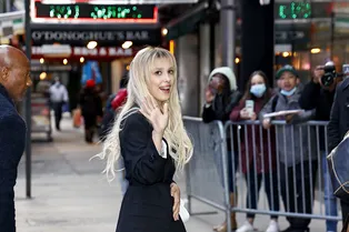 19-летняя звезда «Очень странных дел» Милли Бобби Браун выходит замуж за сына Бон Джови