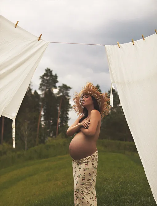 Платье, GLORIA JEANS; колье, FAIRY TABLE (POISON DROP); шляпа — собственность стилиста Платье, GLORIA JEANS; колье, FAIRY TABLE (POISON DROP); шляпа — собственность стилиста