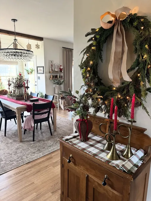 Красивый еловый венок несложно сделать своими руками. Он станет отличным дополнением к декору для встречи Нового года 2026. Красивый еловый венок несложно сделать своими руками. Он станет отличным дополнением к декору для встречи Нового года 2026.