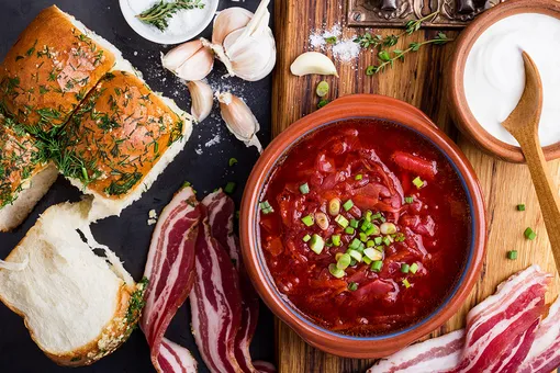 Обед на Кубани: салат «Летний», борщ, сабурани, жареная барабулька и компот