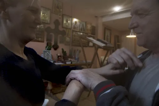 Любовь (слабовидящая и слабослышащая) и Александр (тугоухость и слепота) изучают язык жестов. Фото: Дарья Козырева для ТД Любовь (слабовидящая и слабослышащая) и Александр (тугоухость и слепота) изучают язык жестов. Фото: Дарья Козырева для ТД