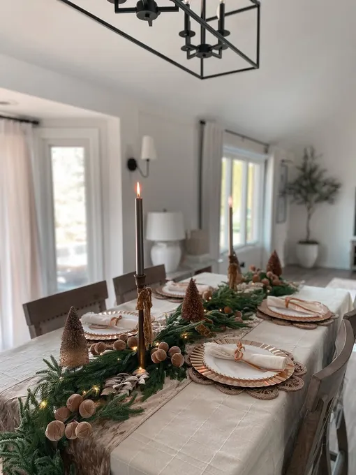 Длиная еловая дорожка из лапника в сочетании с мини -елками станет отличным урашением стола для встркч Нового года 2026. Длиная еловая дорожка из лапника в сочетании с мини -елками станет отличным урашением стола для встркч Нового года 2026.