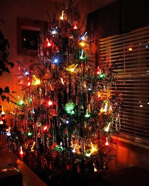 Ретро элетрогирлянда поможет стильно украсить дом к Новому году 2026.