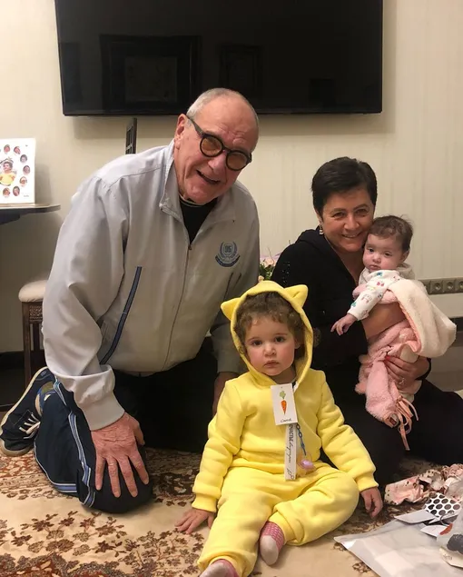 Эммануил Виторган и Ирина Млодик с дочерьми Эммануил Виторган и Ирина Млодик с дочерьми