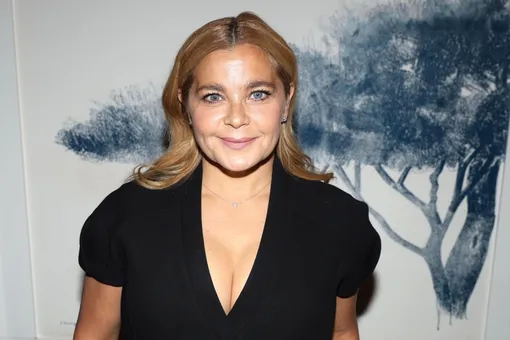 Ярко-красный к лицу: постройневшая Ирина Пегова в облегающем костюме сыграла в гольф Ярко-красный к лицу: постройневшая Ирина Пегова в облегающем костюме сыграла в гольф