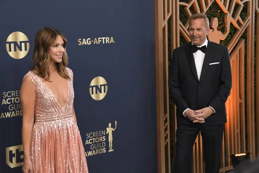 Кевин любуется женой на красной ковровой дорожке