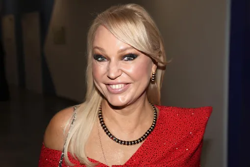 «Не верится, что вы мама четверых»: 50-летняя Алла Довлатова снялась на видео в бикини