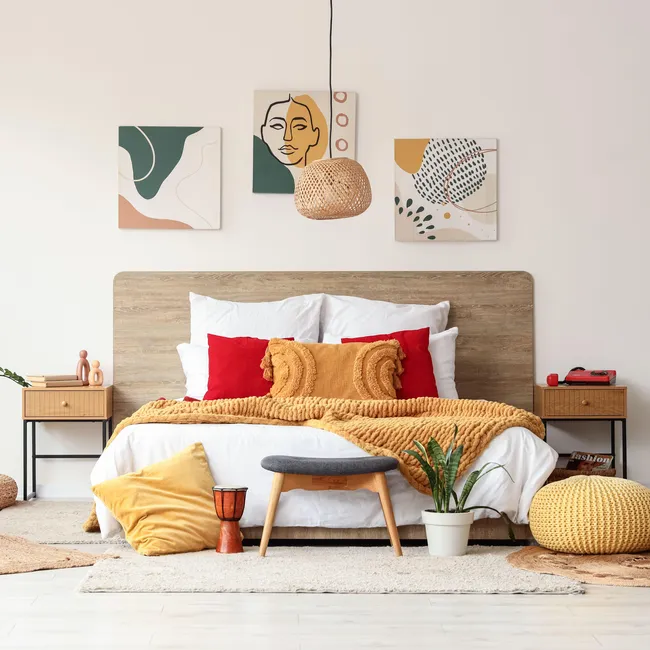 Спальня в стиле модерн: нейтральные стены, мебель на ножках и другие тренды 2026 года