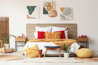 Спальня в стиле модерн: нейтральные стены, мебель на ножках и другие тренды 2026 года