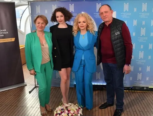 Вера Алдонина с бабушкой и дедушкой, а также с Ларисой Долиной Вера Алдонина с бабушкой и дедушкой, а также с Ларисой Долиной