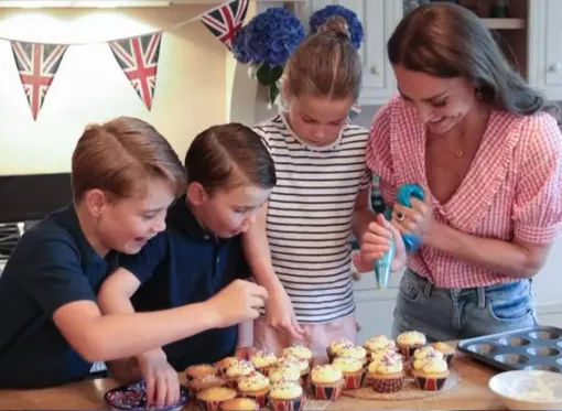 Кейт вместе со своими детьсм