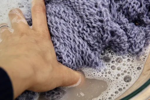 Как вернуть форму усевшему свитеру после стирки с помощью кондиционера для волос Как вернуть форму усевшему свитеру после стирки с помощью кондиционера для волос