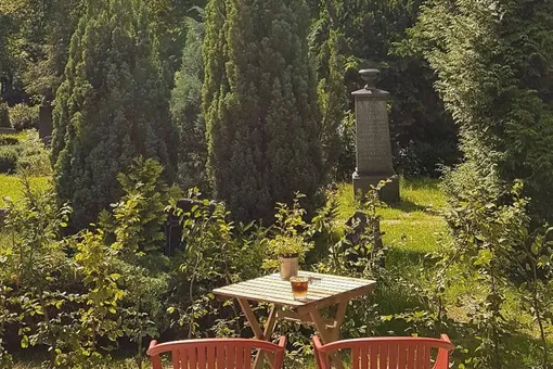 Тишина и надгробия: рядом с кладбищами начали открываться кофейни