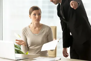 Начальник заставил сотрудниц ползти по улице за невыполнение плана