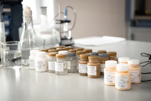 В лабораториях сырье, полуфабрикаты и готовые продукты обязательно тестируют на наличие бактерий. На производство или склады все поступает только после проверки. Проверка в лаборатории