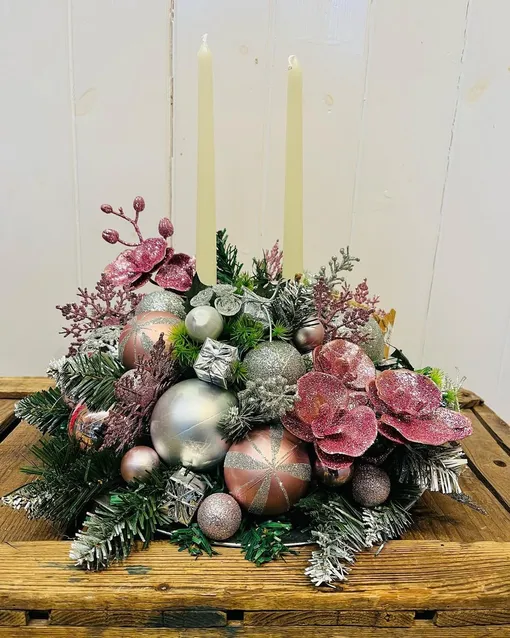 Красиво украсить стол к новогоднему застолью помогут живые композиции из хвои. Они выглядят намного лучше, чем их «синетические» собратья.